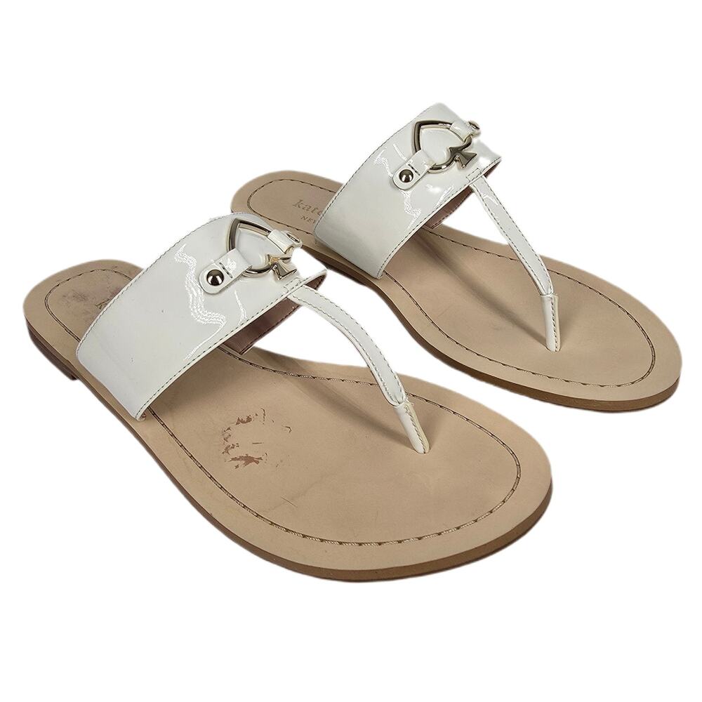 KATE SPADE NEW YORK CASSIA PATENT LEATHER THONG SANDALS – WHITE – WOMEN’S US 6.5